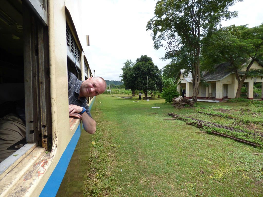 HSIPAW -> PYIN OO LWIN - Carlos door het raam van de trein onderweg tijdens de treinrit naar Pyin Oo Lwin
