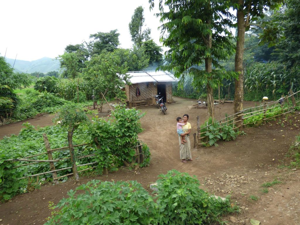 HSIPAW -> PYIN OO LWIN - een vrouw en kind bij hun huisje onderweg tijdens de treinrit naar Pyin Oo Lwin