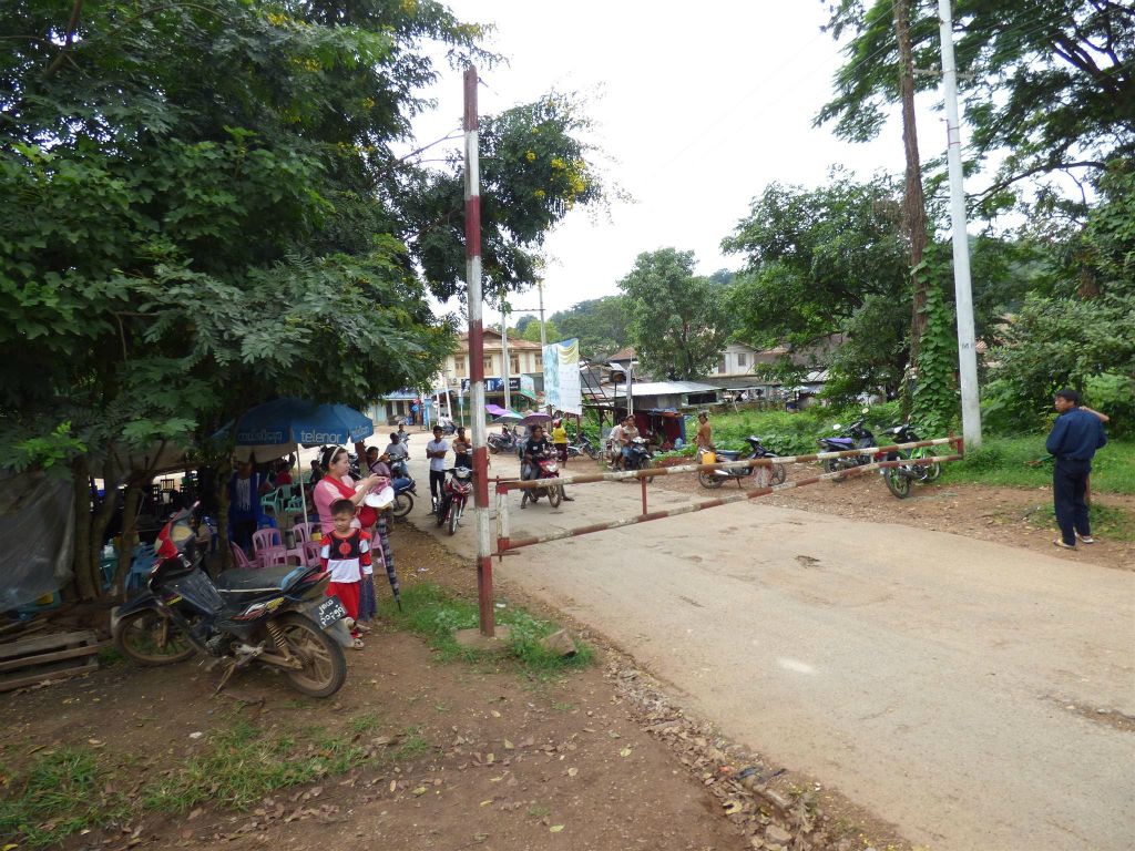 HSIPAW -> PYIN OO LWIN - een spoorwegovergang onderweg tijdens de treinrit naar Pyin Oo Lwin