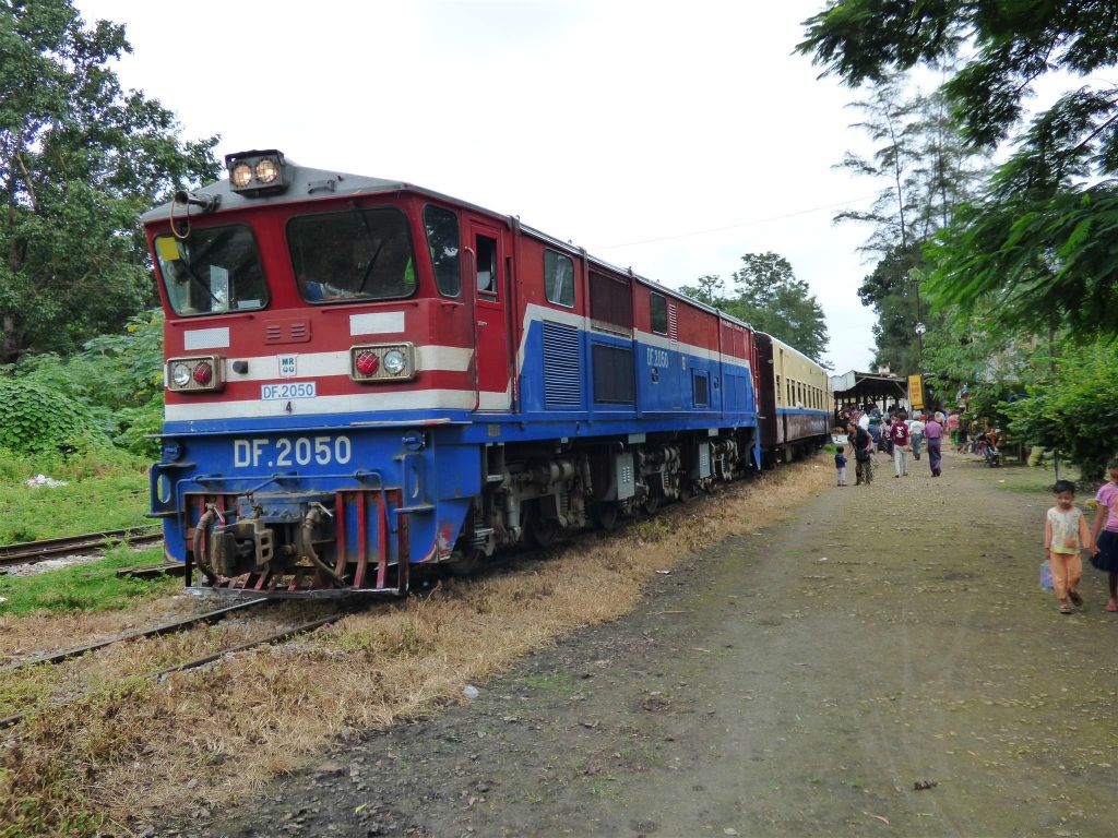 HSIPAW -> PYIN OO LWIN - een station  onderweg tijdens de treinrit naar Pyin Oo Lwin