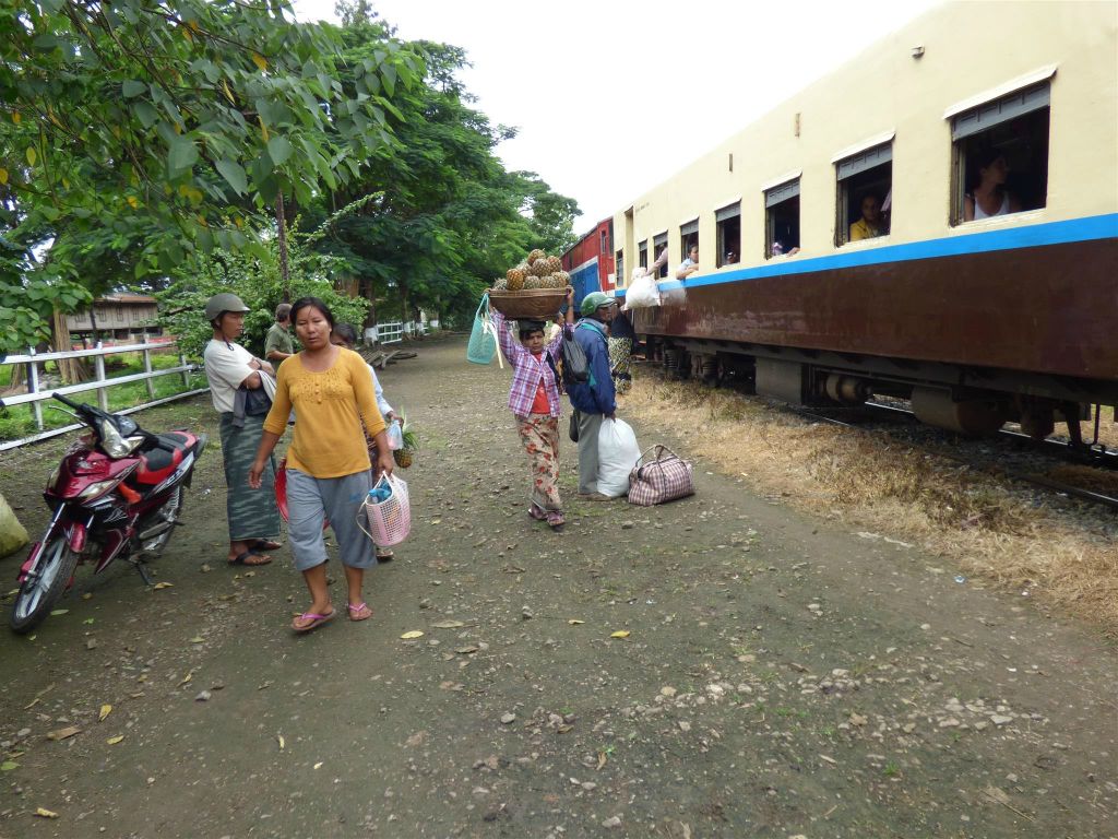 HSIPAW -> PYIN OO LWIN - enkele Myanmarezen bij een station onderweg tijdens de treinrit naar Pyin Oo Lwin