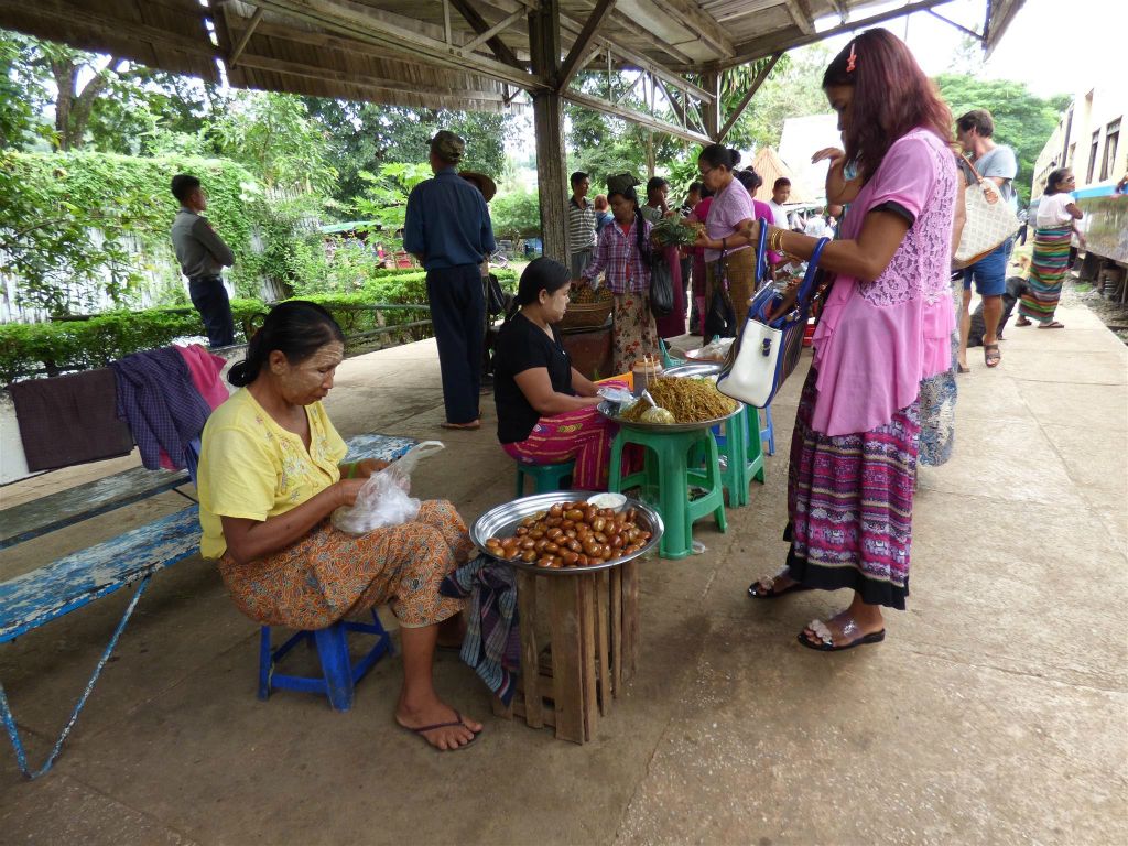 HSIPAW -> PYIN OO LWIN - enkele eetstalletjes bij een station onderweg tijdens de treinrit naar Pyin Oo Lwin