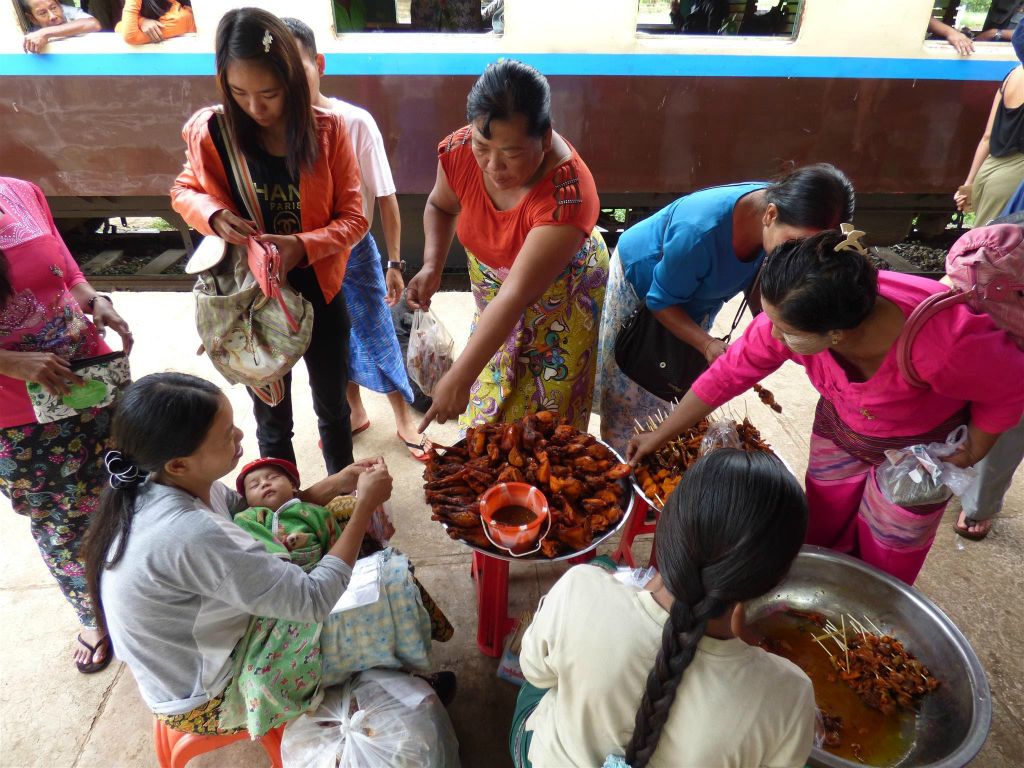 HSIPAW -> PYIN OO LWIN - drukte bij  een eetstalletje bij een station onderweg tijdens de treinrit naar Pyin Oo Lwin