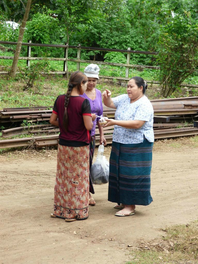 HSIPAW -> PYIN OO LWIN - enkele vrouwen bij een station onderweg tijdens de treinrit naar Pyin Oo Lwin