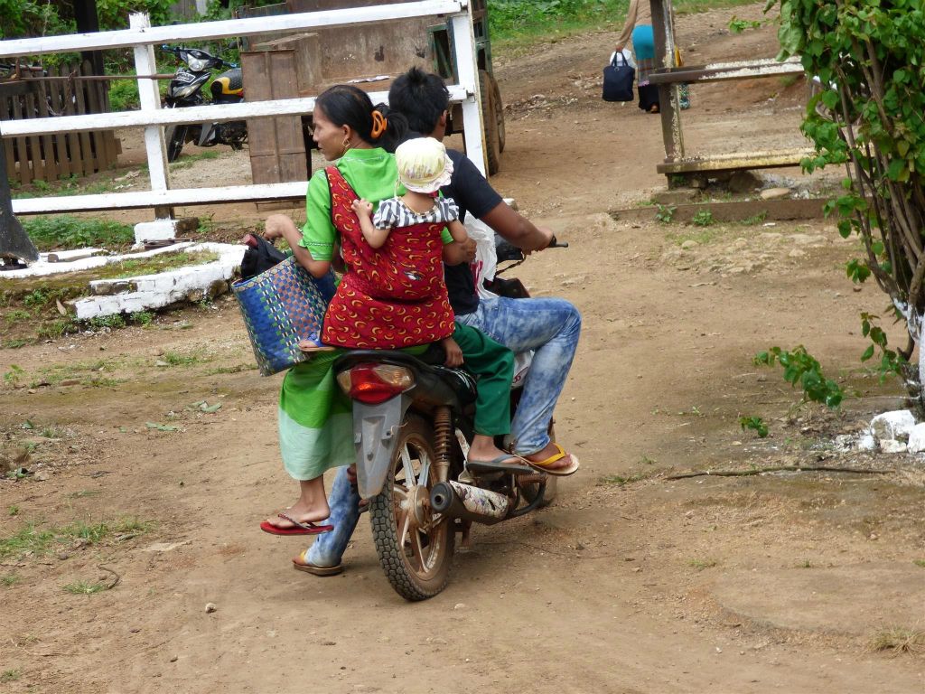HSIPAW -> PYIN OO LWIN - een gezin op de brommer bij een station onderweg tijdens de treinrit naar Pyin Oo Lwin