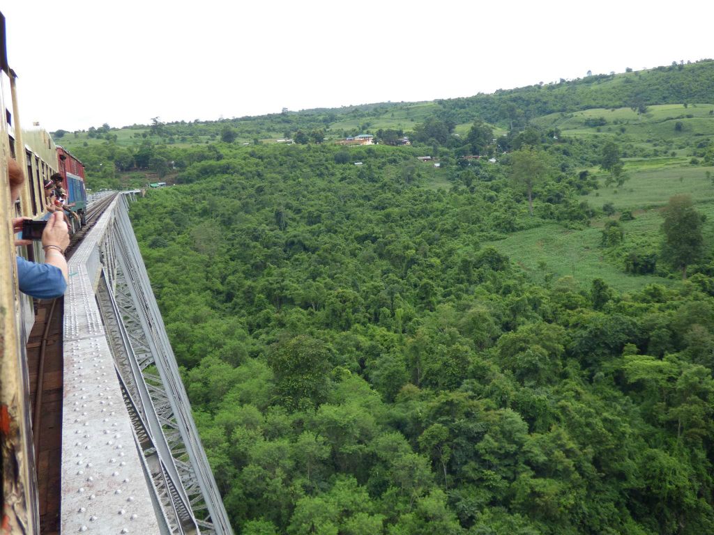 HSIPAW -> PYIN OO LWIN - het Gokteik treinviaduct uit 1901 wat het hoogste treinviaduct ter wereld is