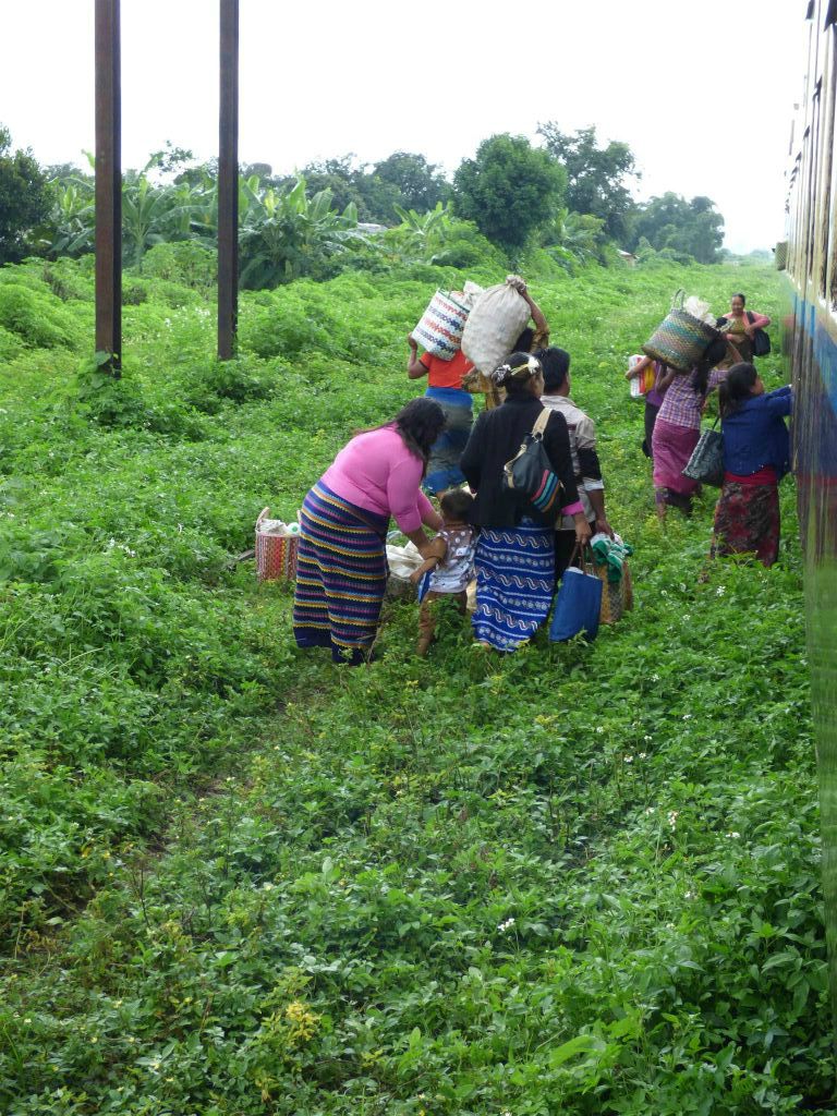 HSIPAW -> PYIN OO LWIN - enkele Myanmarezen die uitstappen bij een station onderweg tijdens de treinrit naar Pyin Oo Lwin