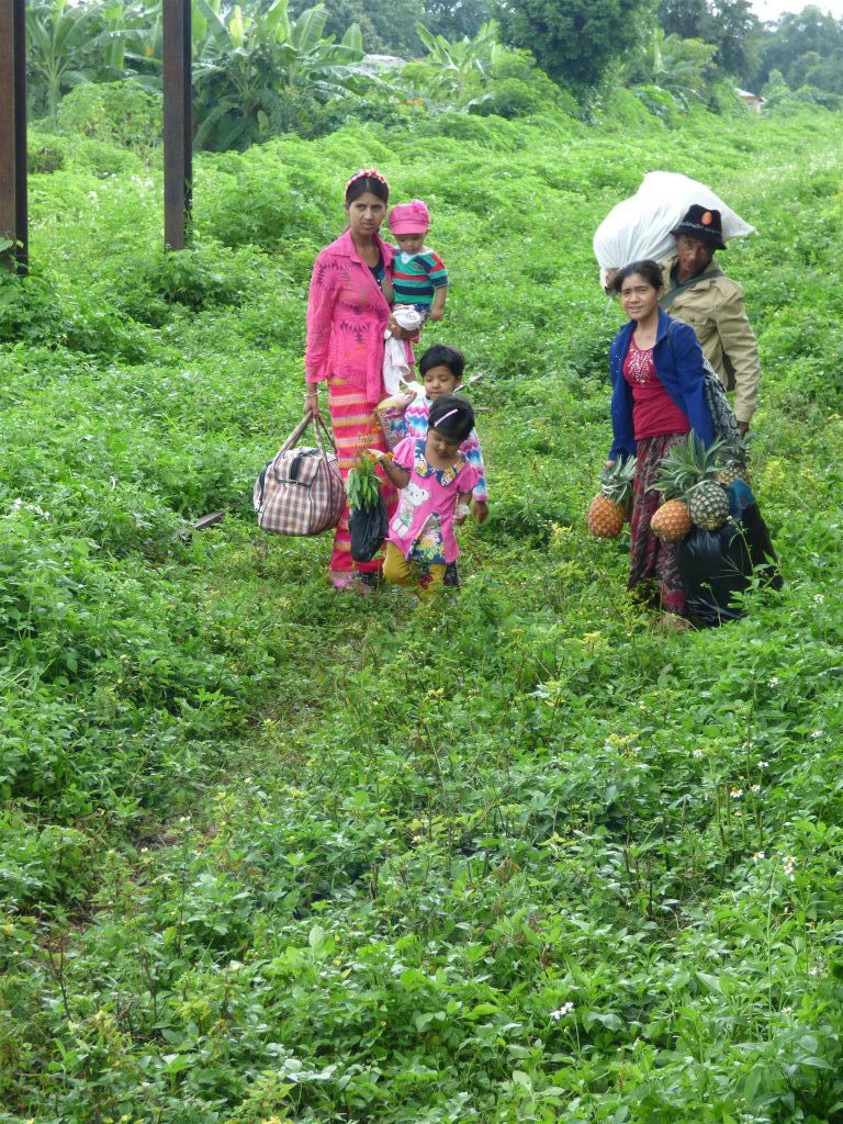 HSIPAW -> PYIN OO LWIN - enkele Myanmarezen bij een station onderweg tijdens de treinrit naar Pyin Oo Lwin