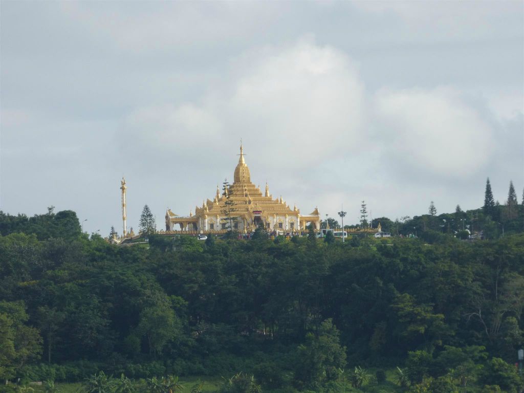 HSIPAW -> PYIN OO LWIN - een tempel  onderweg tijdens de treinrit naar Pyin Oo Lwin