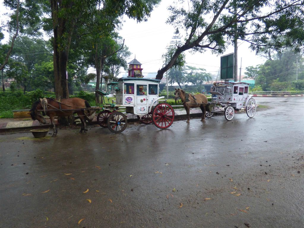 PYIN OO LWIN - twee paardenkoetsen