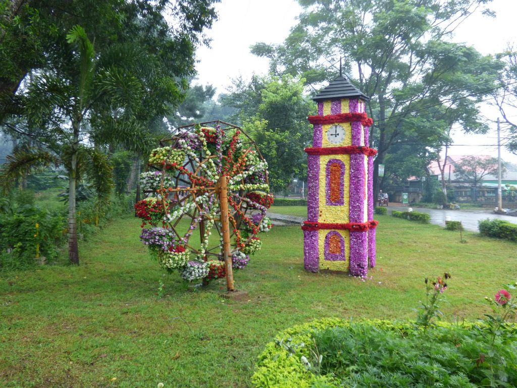 PYIN OO LWIN - een met bloemen versierd rad en klok