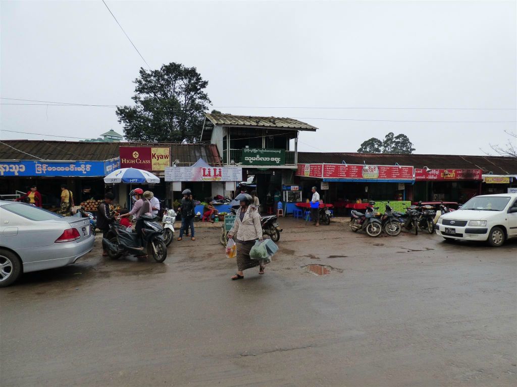 PYIN OO LWIN - de hoofdingang van een lokale markt