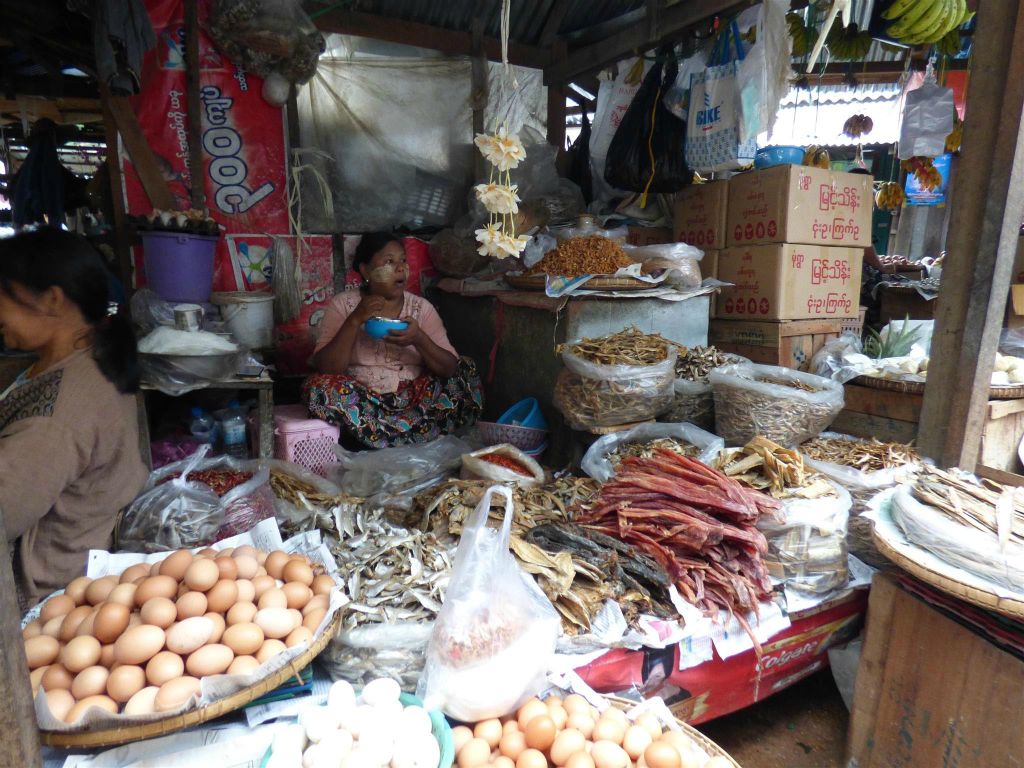PYIN OO LWIN - gedroogde vis en eieren op een lokale markt