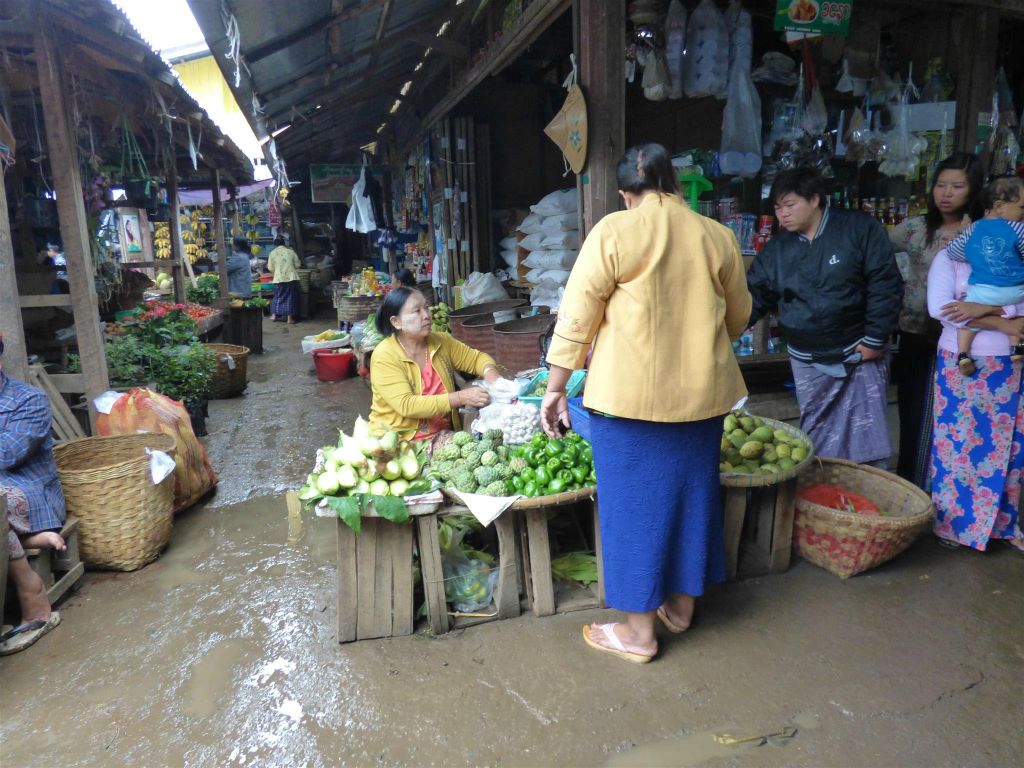 PYIN OO LWIN - diverse groenten op een lokale markt