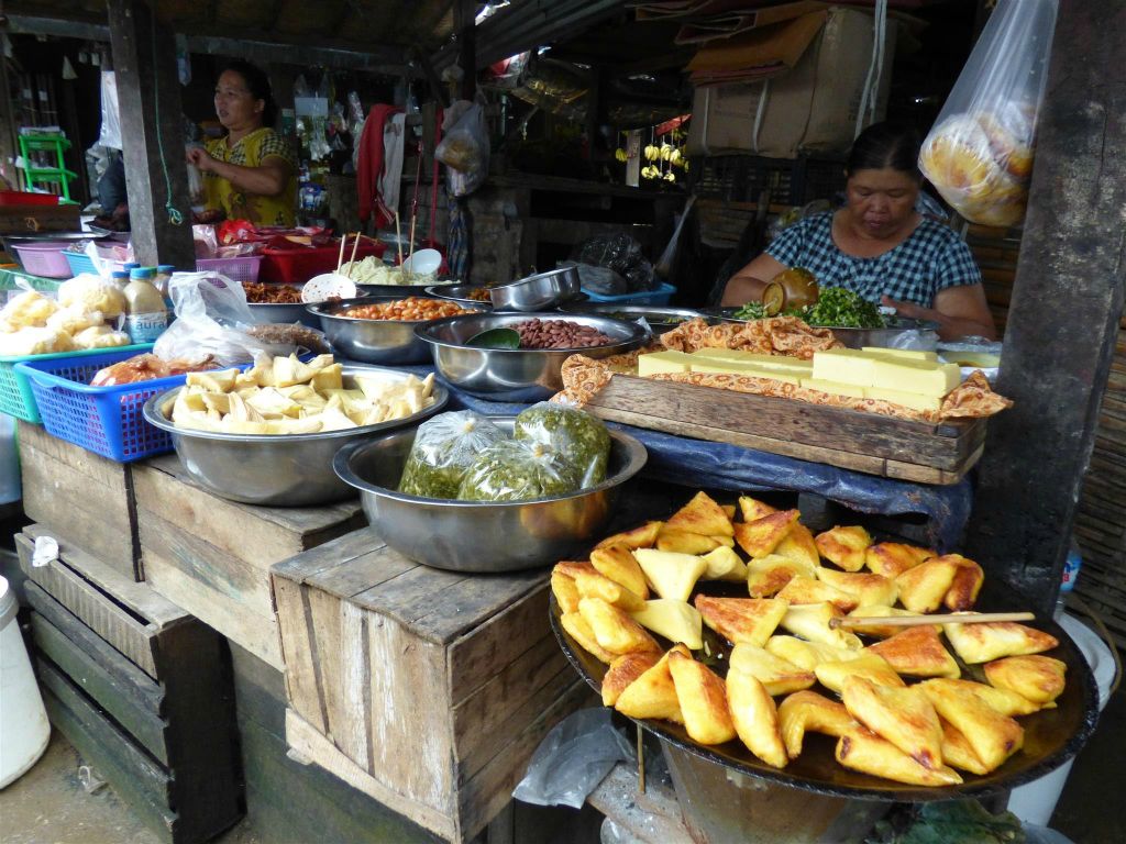 PYIN OO LWIN - diverse snacks op een lokale markt