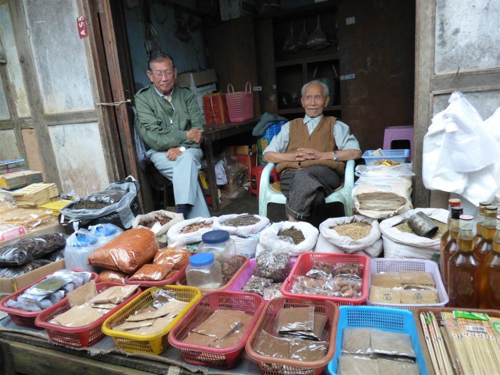 PYIN OO LWIN - kruiden op een lokale markt