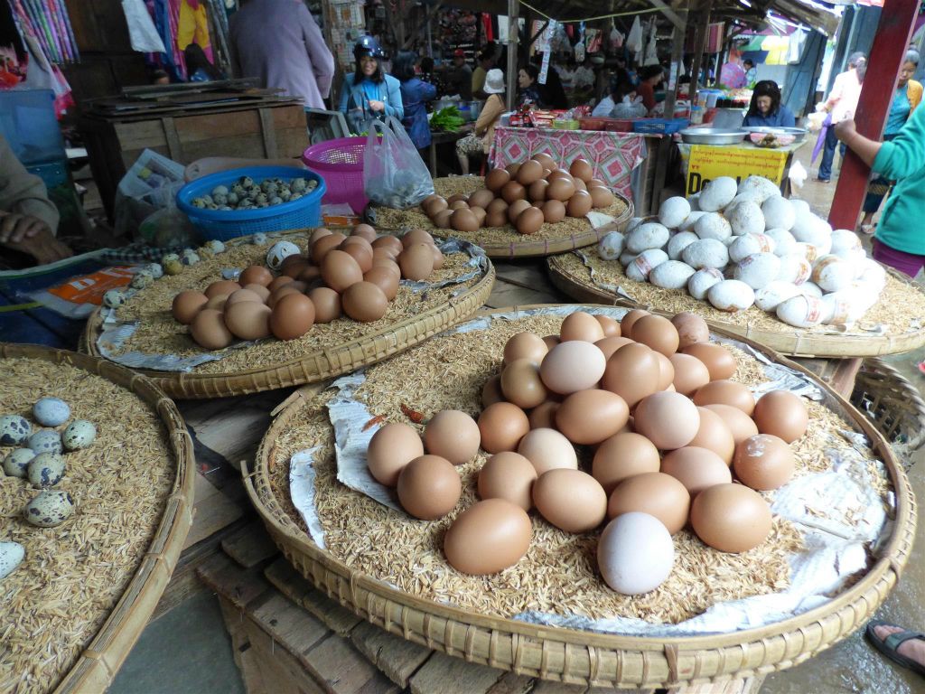 PYIN OO LWIN - eieren op een lokale markt