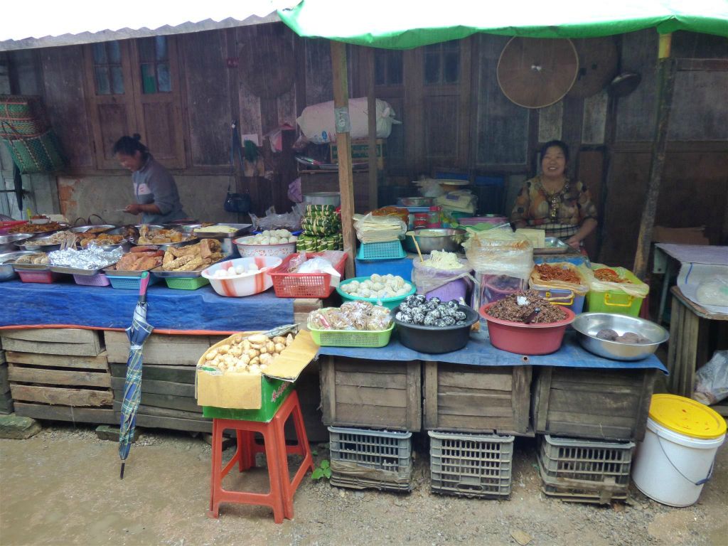 PYIN OO LWIN - divers eten op een lokale markt