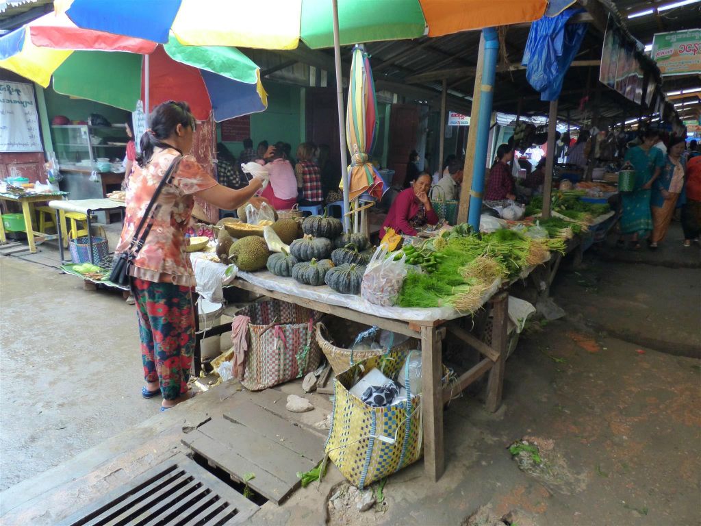 PYIN OO LWIN - divers fruit en groenten op een lokale markt