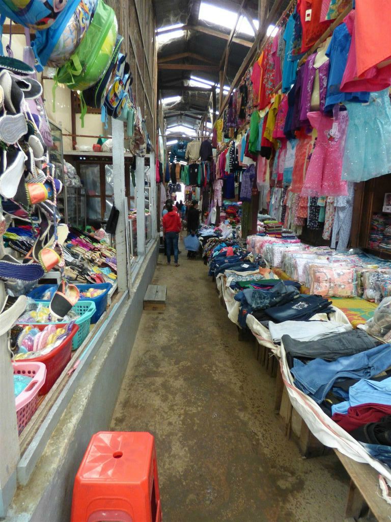 PYIN OO LWIN - kleding op een lokale markt