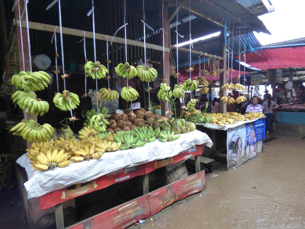 PYIN OO LWIN - bananen en kokosnoten op een lokale markt