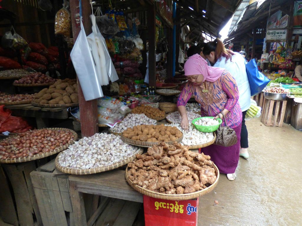 PYIN OO LWIN - diverse groenten op een lokale markt