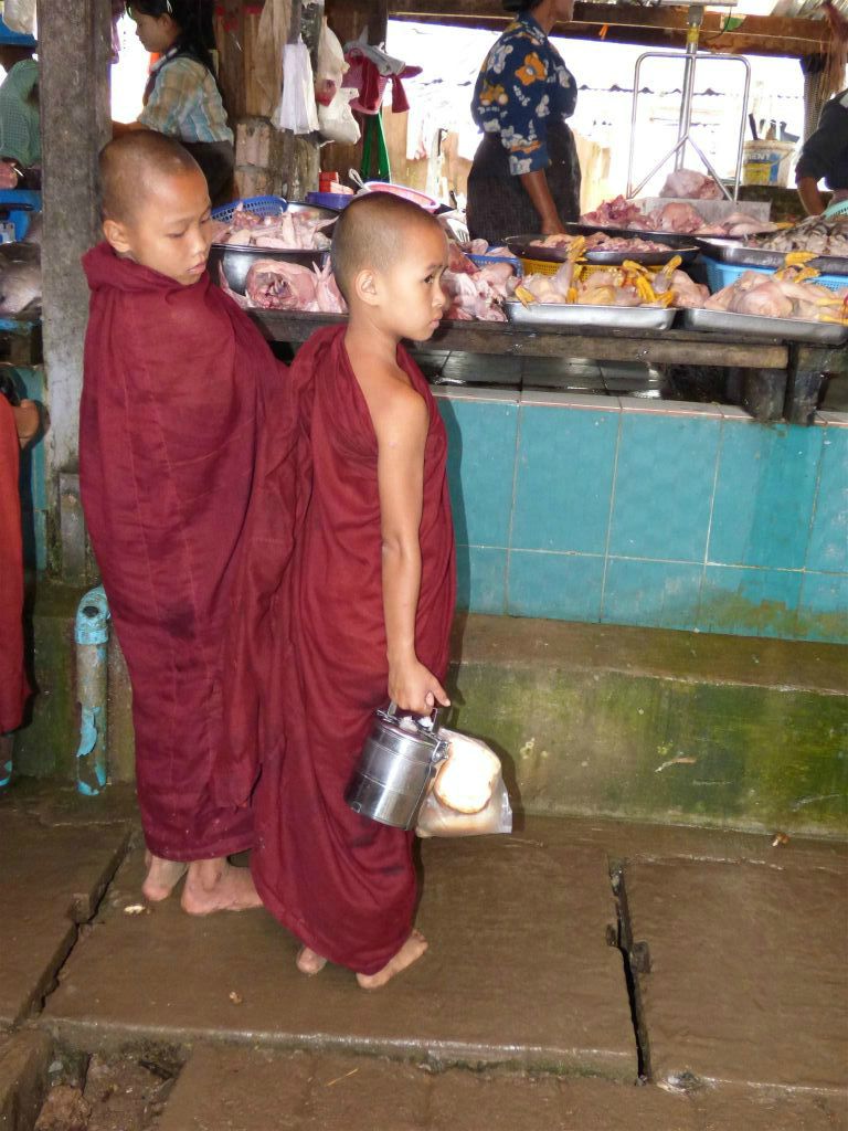 PYIN OO LWIN - twee monniken vragen eten bij een vleeskraam op een lokale markt