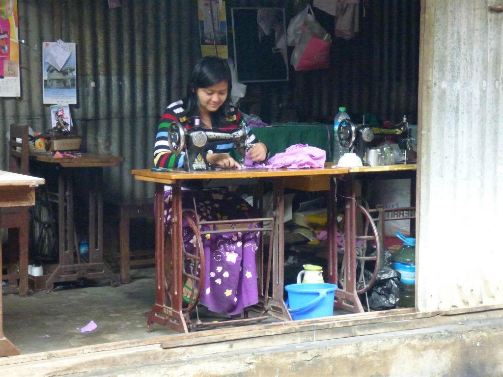 PYIN OO LWIN - een kleermaakster op een lokale markt