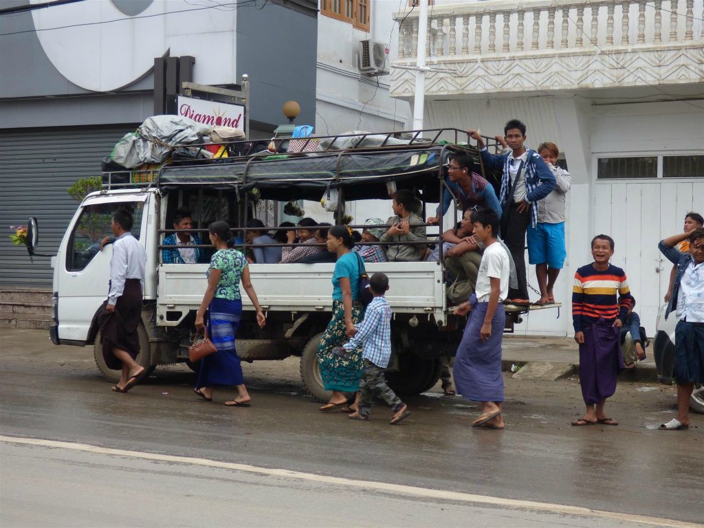 PYIN OO LWIN - een kleine vrachtwagen die dienst doet als personenvervoer