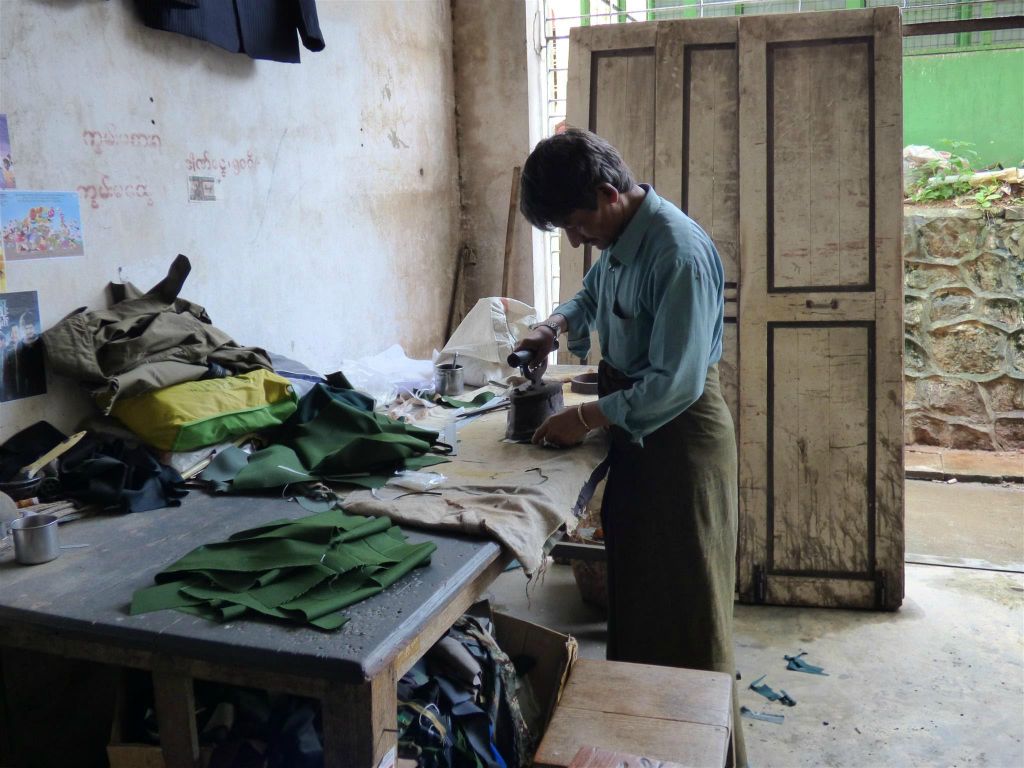PYIN OO LWIN - een man die patches opstrijkt