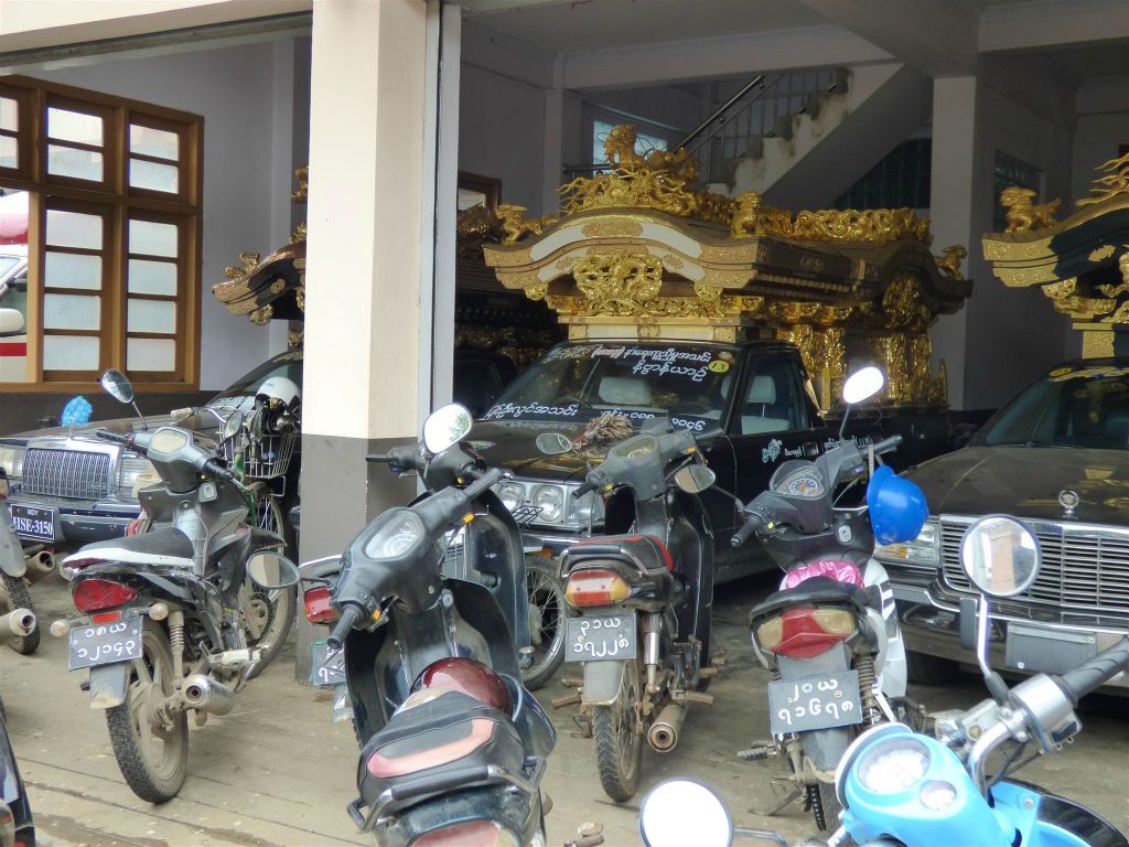 PYIN OO LWIN - enkele lijkwagens
