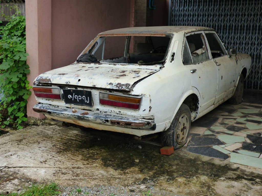 PYIN OO LWIN - een versleten auto