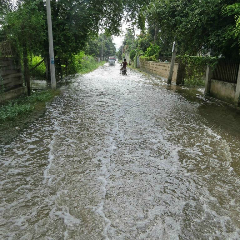 MANDALAY - wateroverlast in een straat