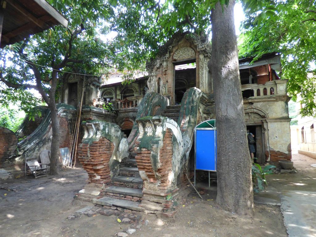 MANDALAY - een oud huis dat echter nog steeds bewoond wordt