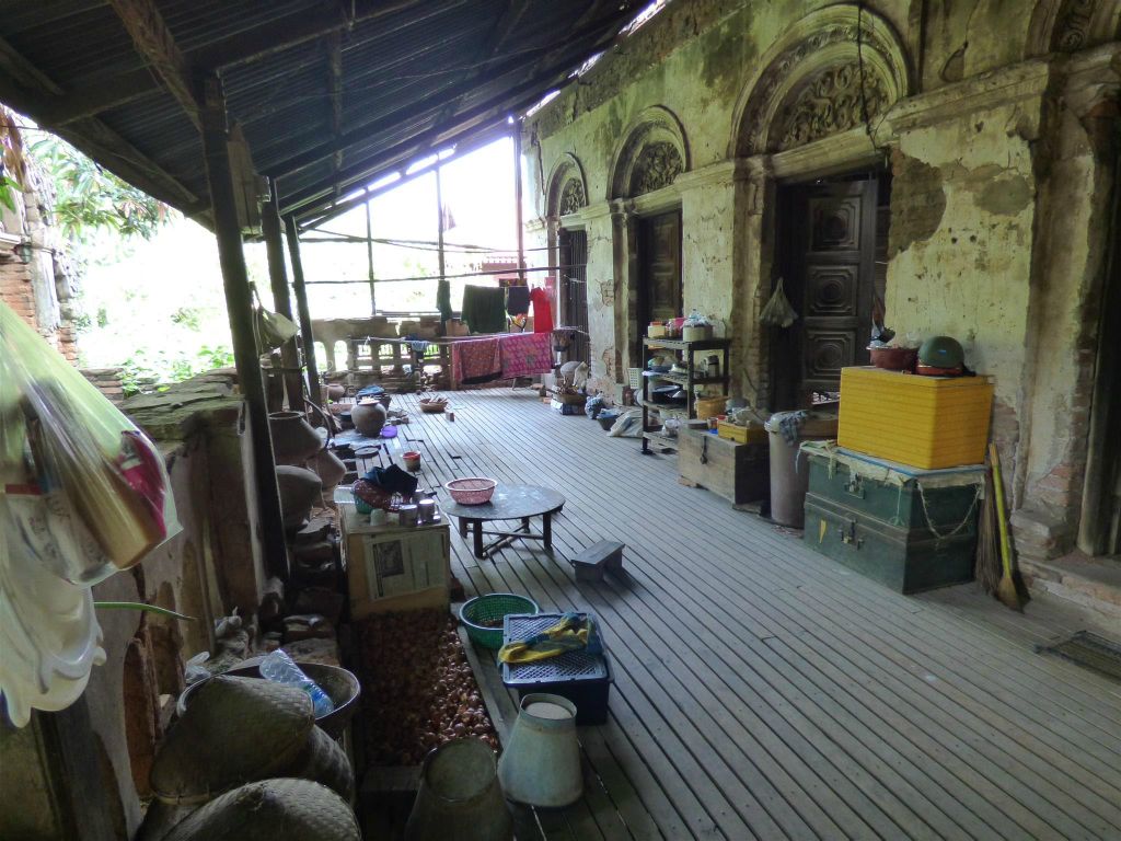 MANDALAY - de eerste verdieping van een oud huis dat echter nog steeds bewoond wordt