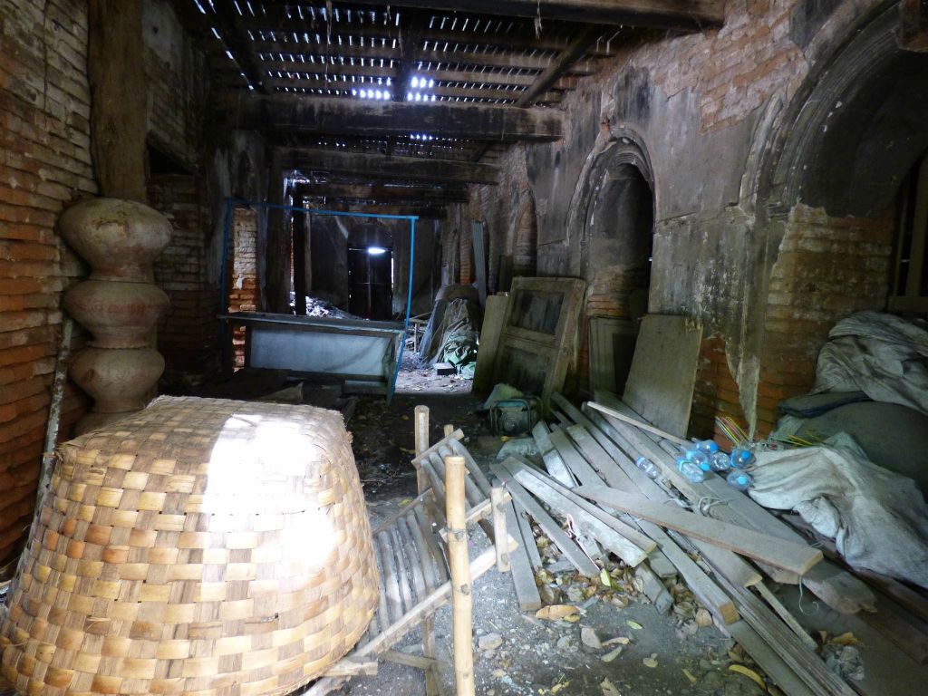 MANDALAY - de begane grond van een oud huis dat echter nog steeds bewoond wordt