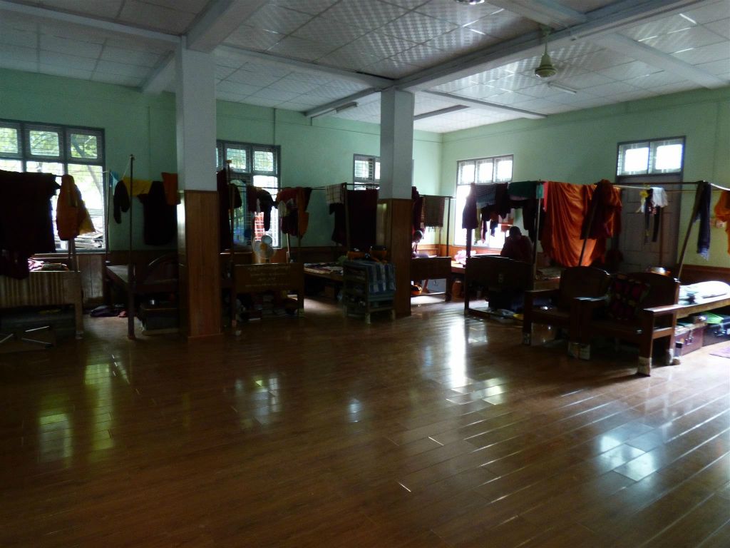 MANDALAY - het slaapvertrek in een klooster