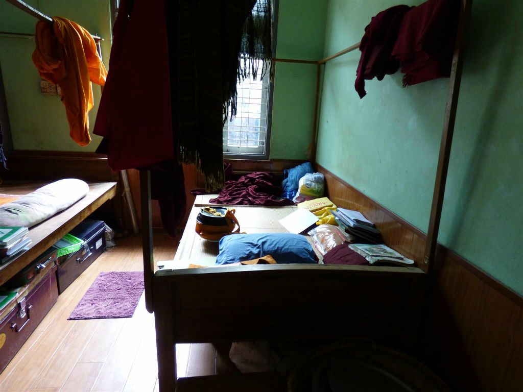 MANDALAY - een bed van een monnik in een klooster