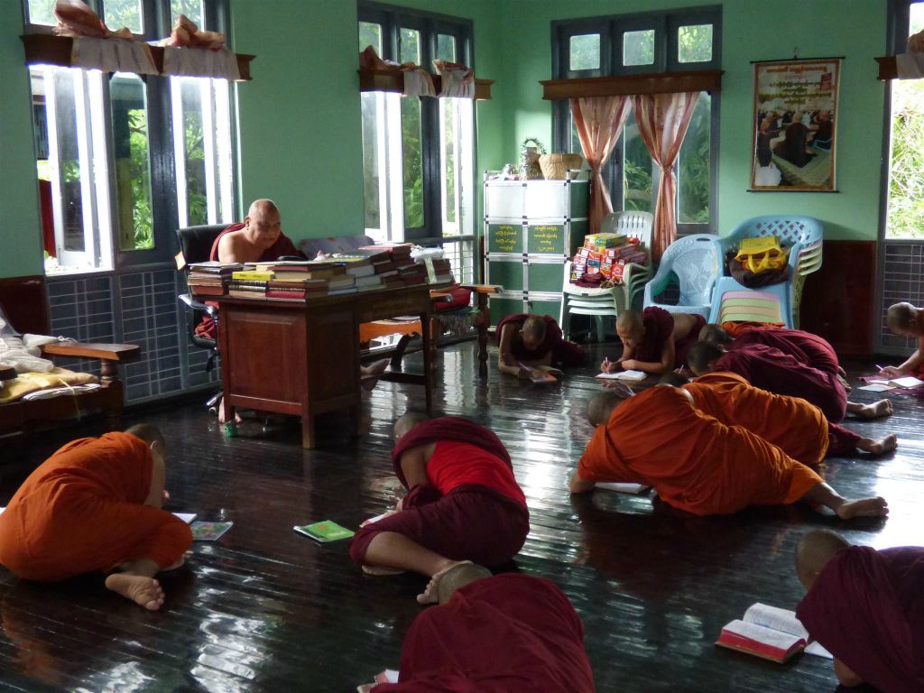 MANDALAY - enkele monniken die in een klooster aan het studeren zijn