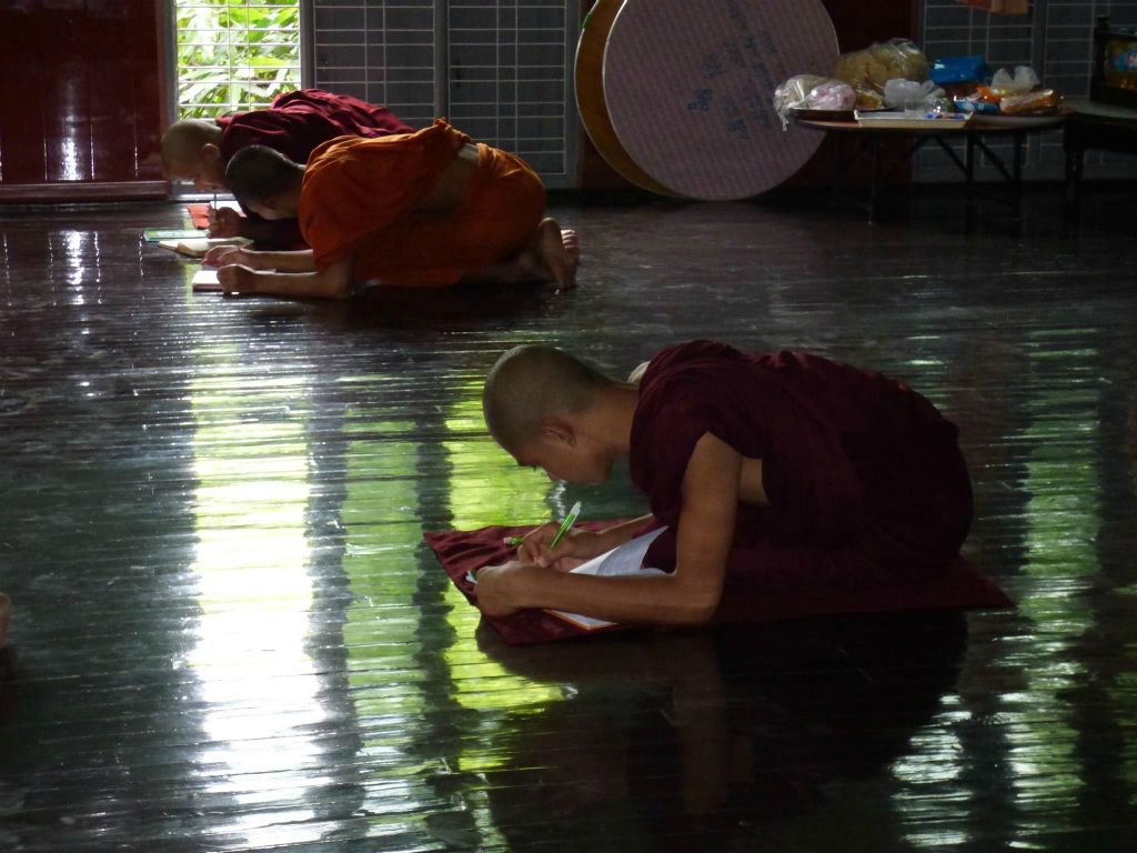 MANDALAY - enkele monniken die in een klooster aan het studeren zijn