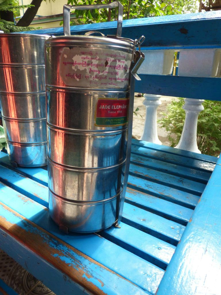 MANDALAY - een voedsel container van een monnik bij een klooster