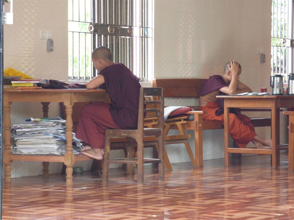 MANDALAY - enkele monniken die aan het studeren zijn