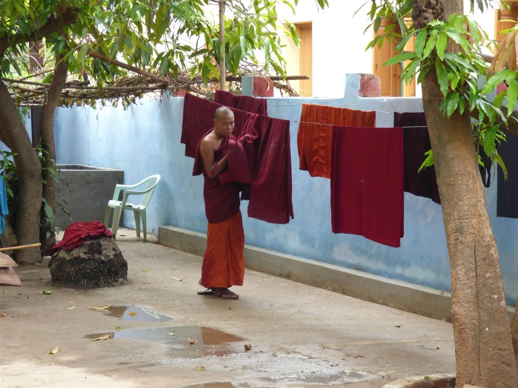 MANDALAY - een monnik die de was aan het afhalen is