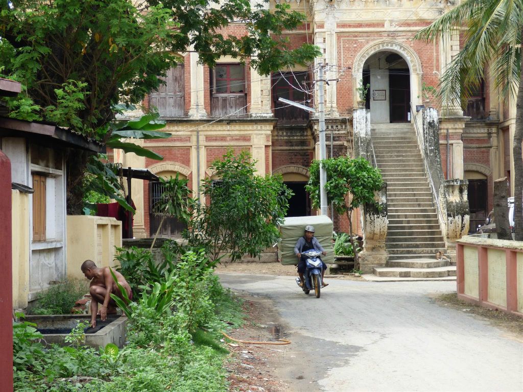 MANDALAY - een straat met een klooster