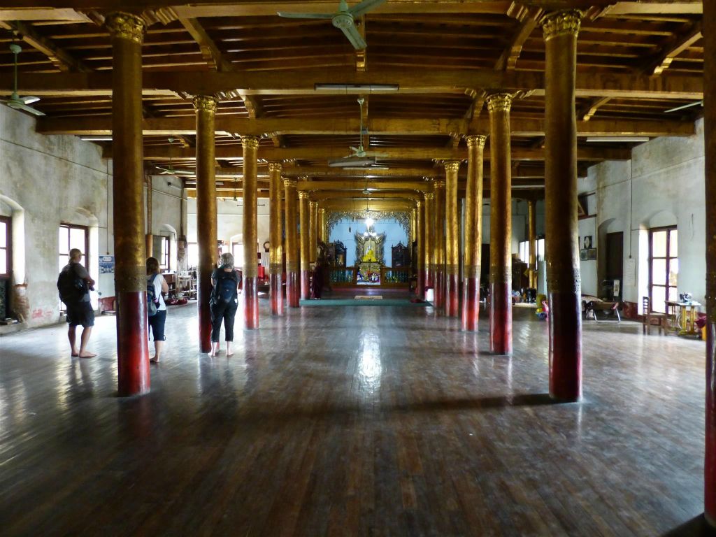 MANDALAY - het hoofdvertrek van een klooster