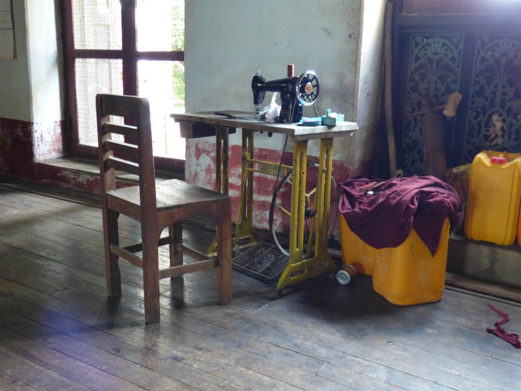MANDALAY - een naaimachine in een klooster