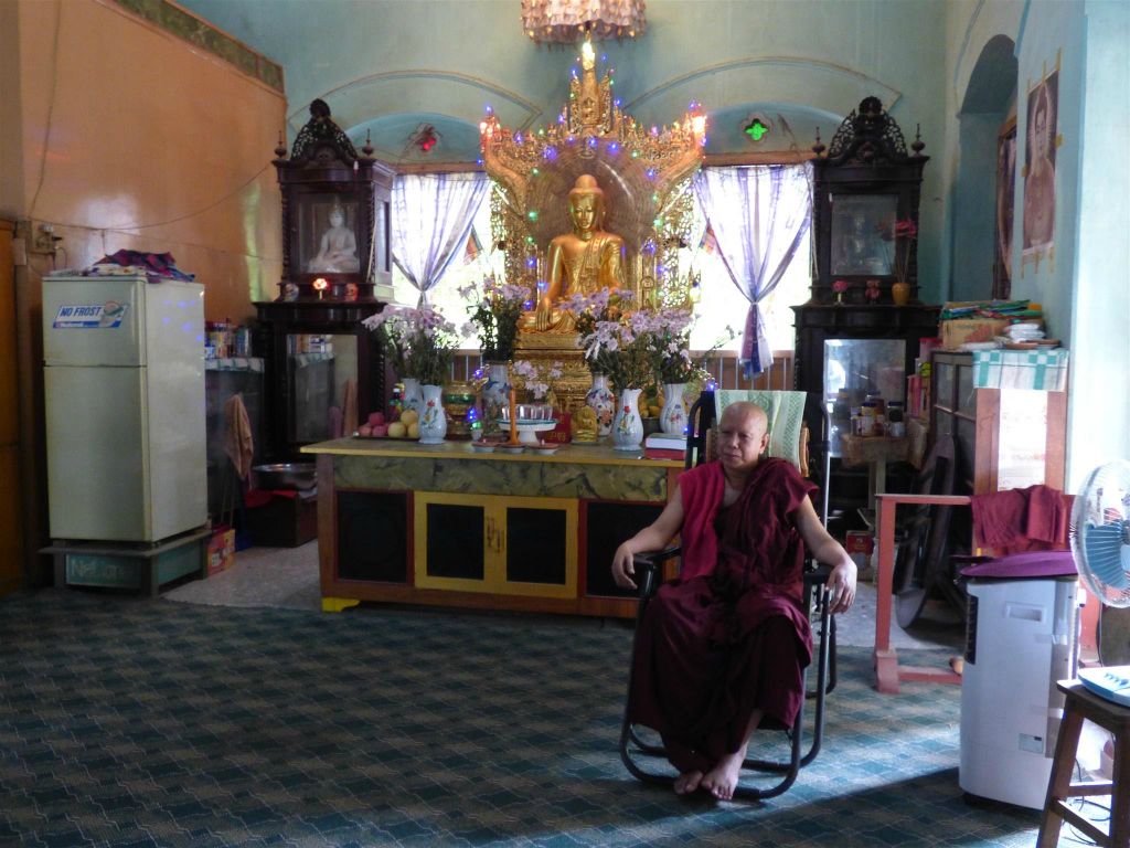 MANDALAY - een oude monnik in een klooster