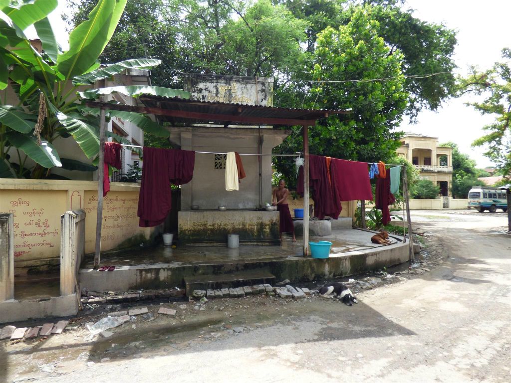 MANDALAY - een monnik die de was aan het doen is