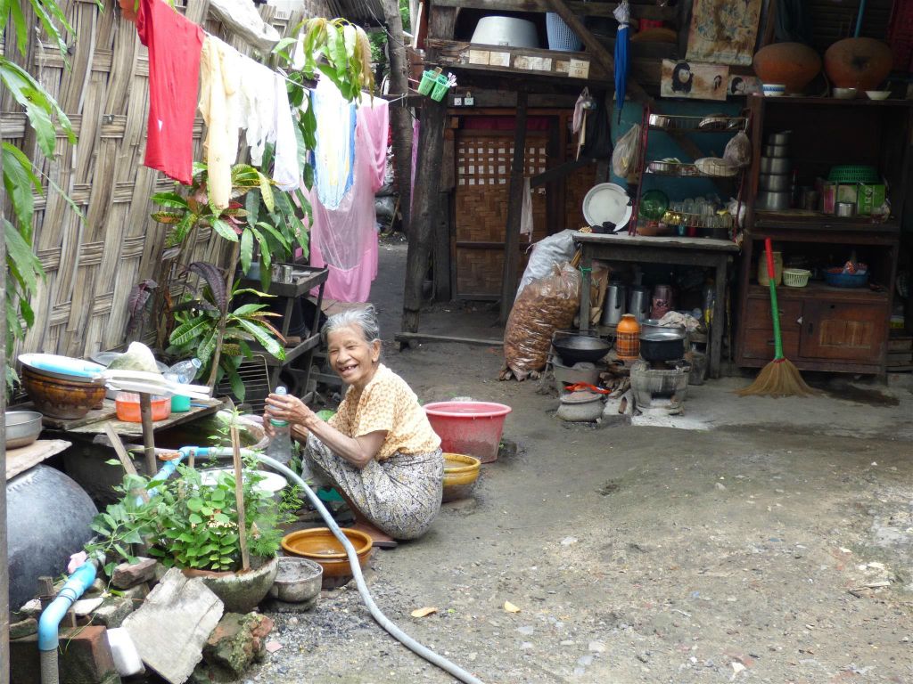 MANDALAY - een binnenplaats met een oudere vrouw