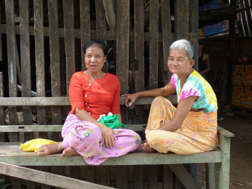 MANDALAY - twee vrouwen op een bank